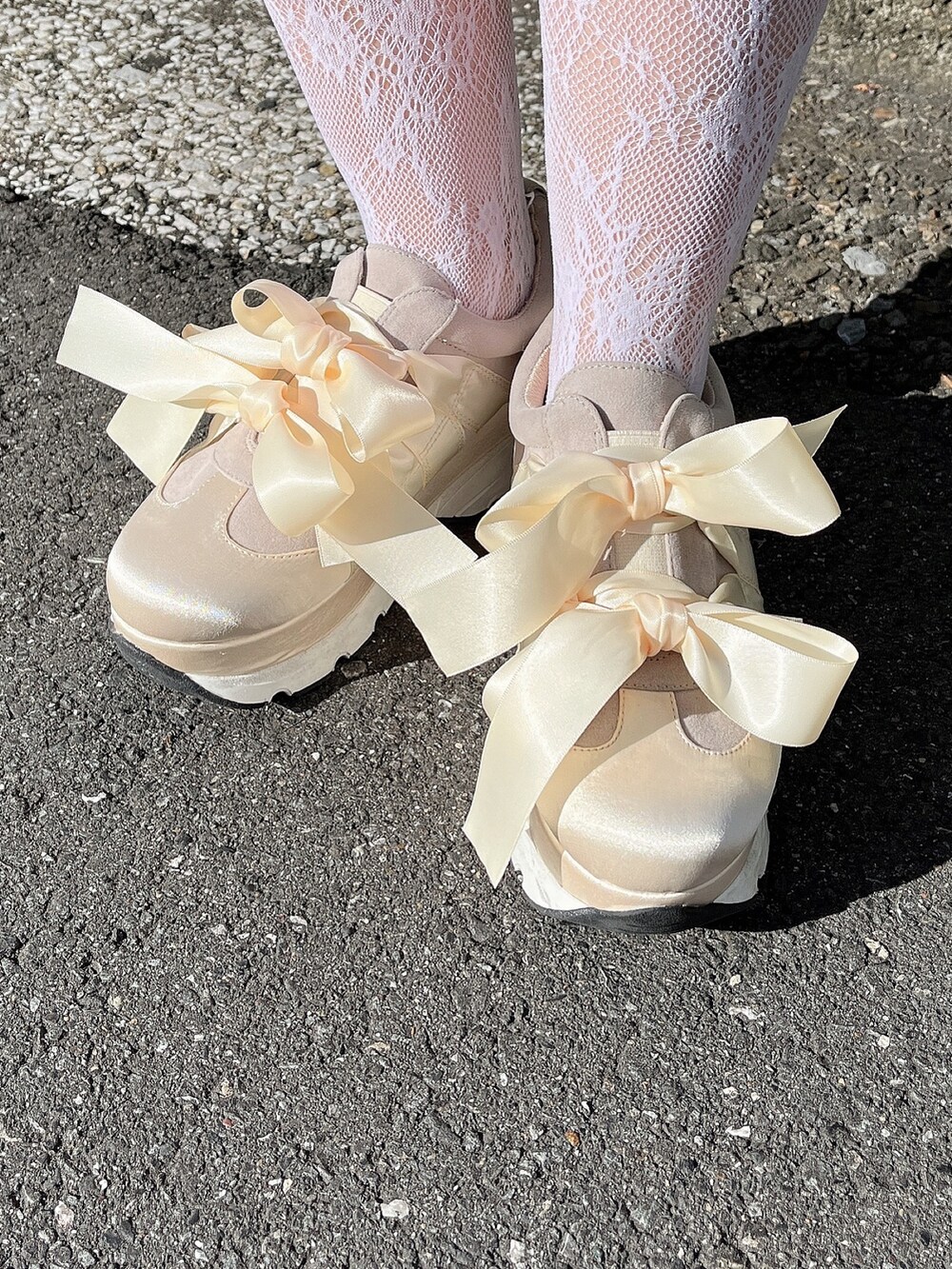 ブルー系のその他アウター、ホワイト系のワンピース、ホワイト系のスニーカーを着用したレディースの冬コーディネートの4枚目の写真