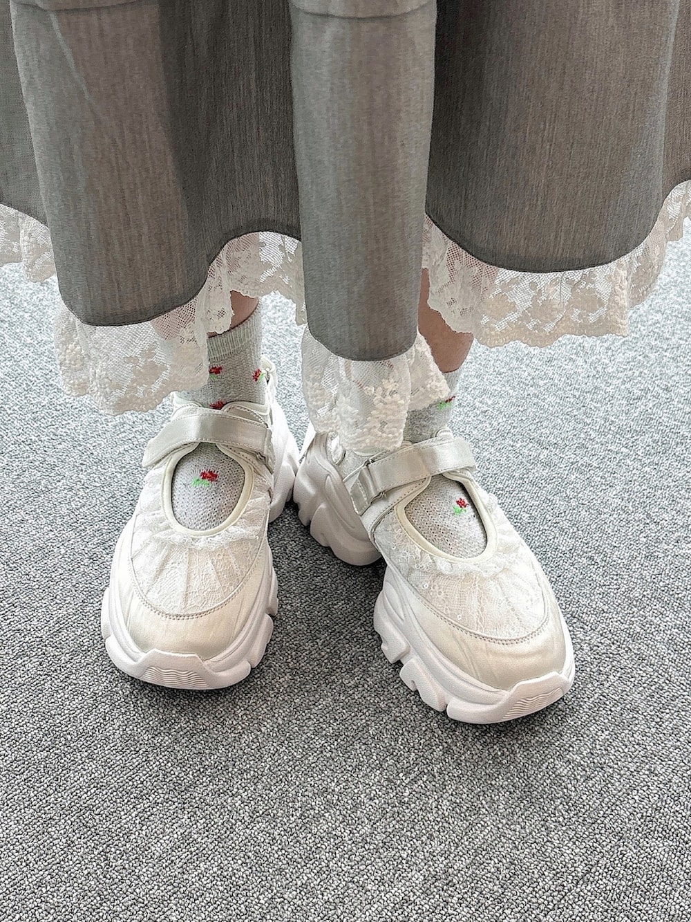 ブルー系のカーディガン/ボレロ、グレー系のニット/セーター、グレー系のスカートを着用したレディースの冬コーディネートの8枚目の写真