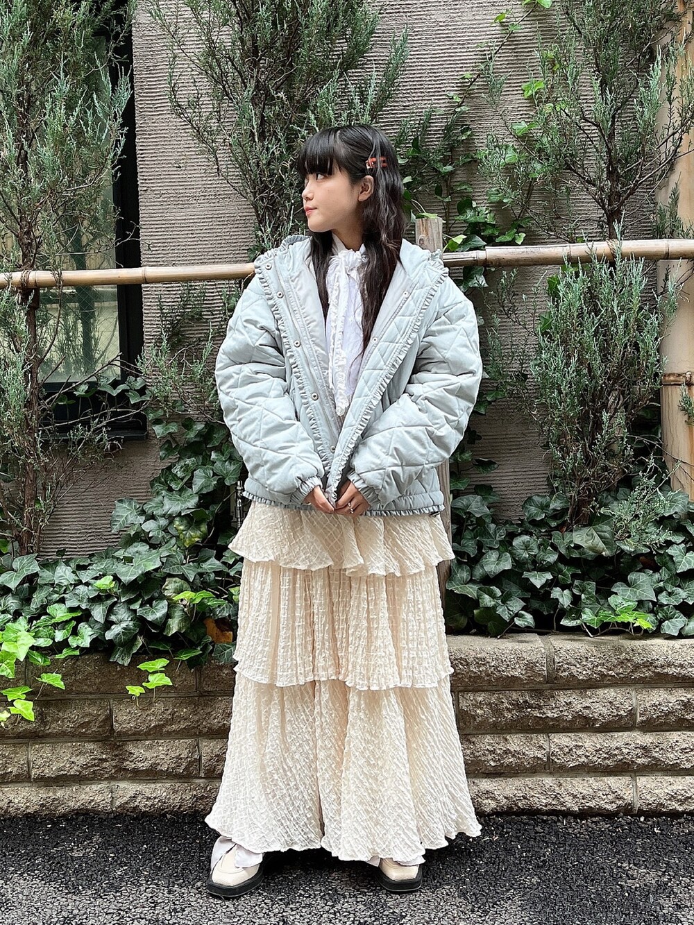 ブルー系のその他アウター、ホワイト系のスカート、ホワイト系のシャツ/ブラウスを着用したレディースの冬コーディネートの2枚目の写真