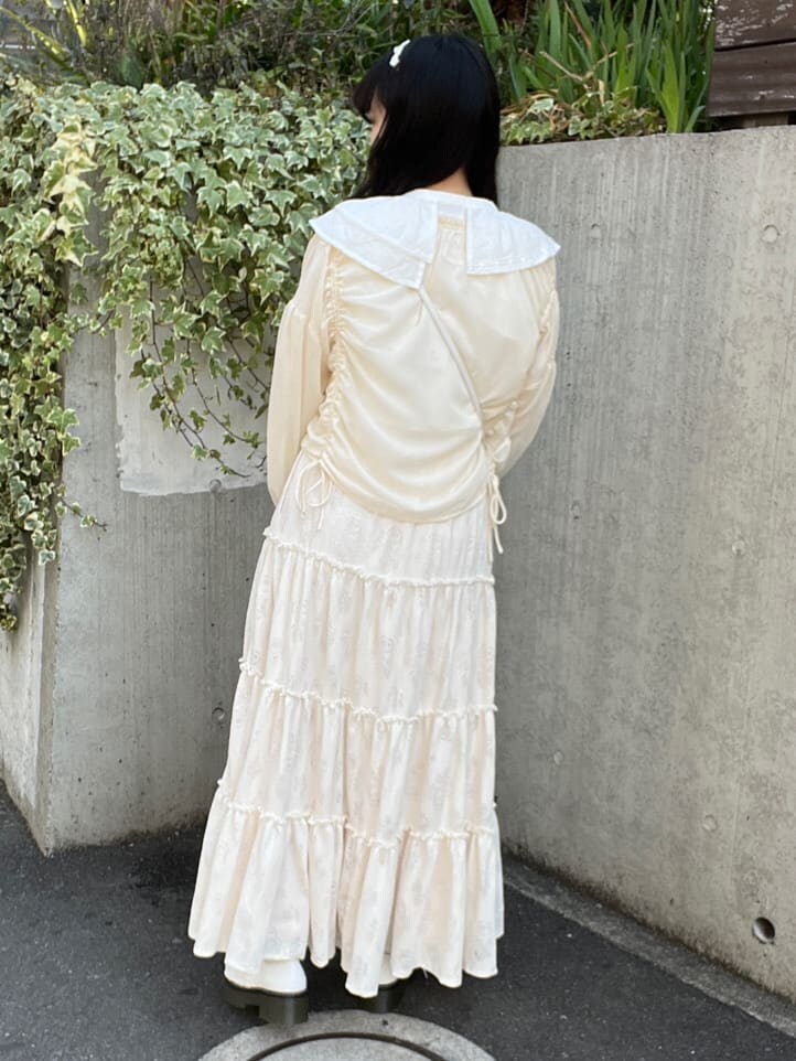 ホワイト系のシャツ/ブラウス、ホワイト系のその他シューズ、ホワイト系のシャツ/ブラウスを着用したレディースの春コーディネートの4枚目の写真