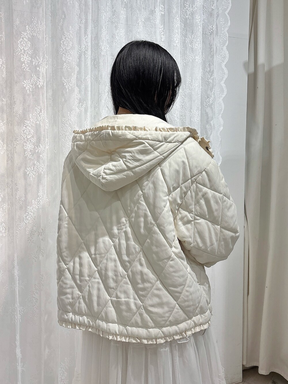 ホワイト系のニット/セーター、ホワイト系のダウンジャケット/コート、ホワイト系のワンピースを着用したレディースの冬コーディネートの7枚目の写真