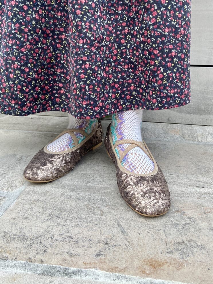 ブラック系のワンピース、ベージュ系のハンドバッグ、ホワイト系のシャツ/ブラウスを着用したレディースの夏コーディネートの8枚目の写真