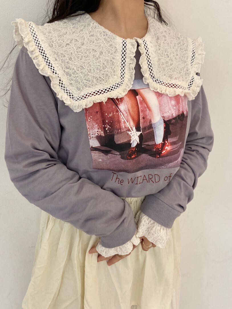 ベージュ系のパンプス、ホワイト系のシャツ/ブラウス、ホワイト系のスカートを着用したレディースの秋コーディネートの5枚目の写真