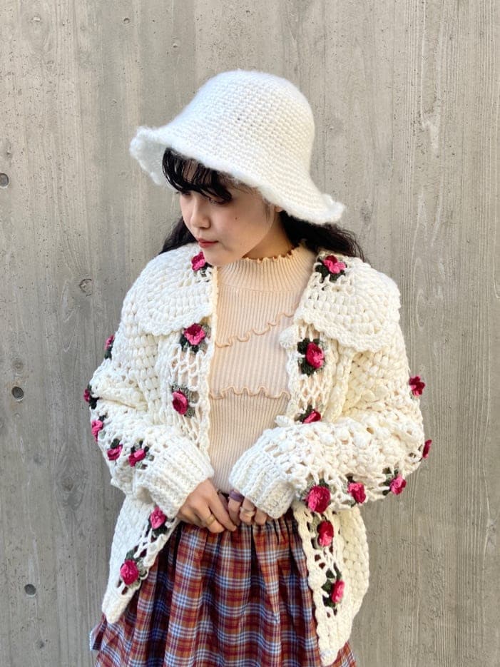 オレンジ系のスカート、オレンジ系のスニーカー、ホワイト系のニット/セーターを着用したレディースの秋コーディネートの4枚目の写真