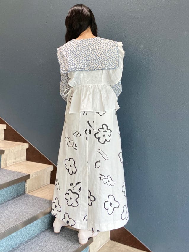 ホワイト系のTシャツ/カットソー、ブルー系のシャツ/ブラウス、ホワイト系のスカートを着用したレディースの夏コーディネートの3枚目の写真