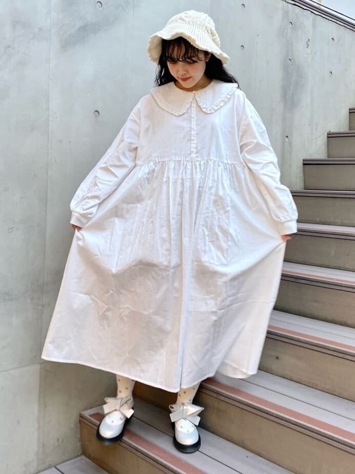 ホワイト系のパンプス、その他の福袋/福箱を着用したレディースの秋コーディネートの5枚目の写真