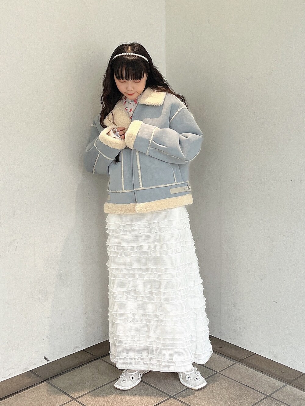 ブルー系のその他アウター、ホワイト系のTシャツ/カットソー、ホワイト系のワンピースを着用したレディースの秋コーディネートの2枚目の写真