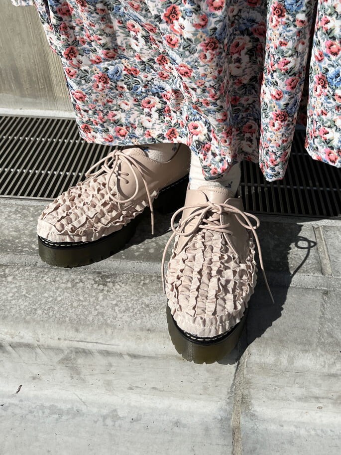 ホワイト系のシャツ/ブラウス、ピンク系のワンピース、ピンク系のその他シューズを着用したレディースの冬コーディネートの6枚目の写真