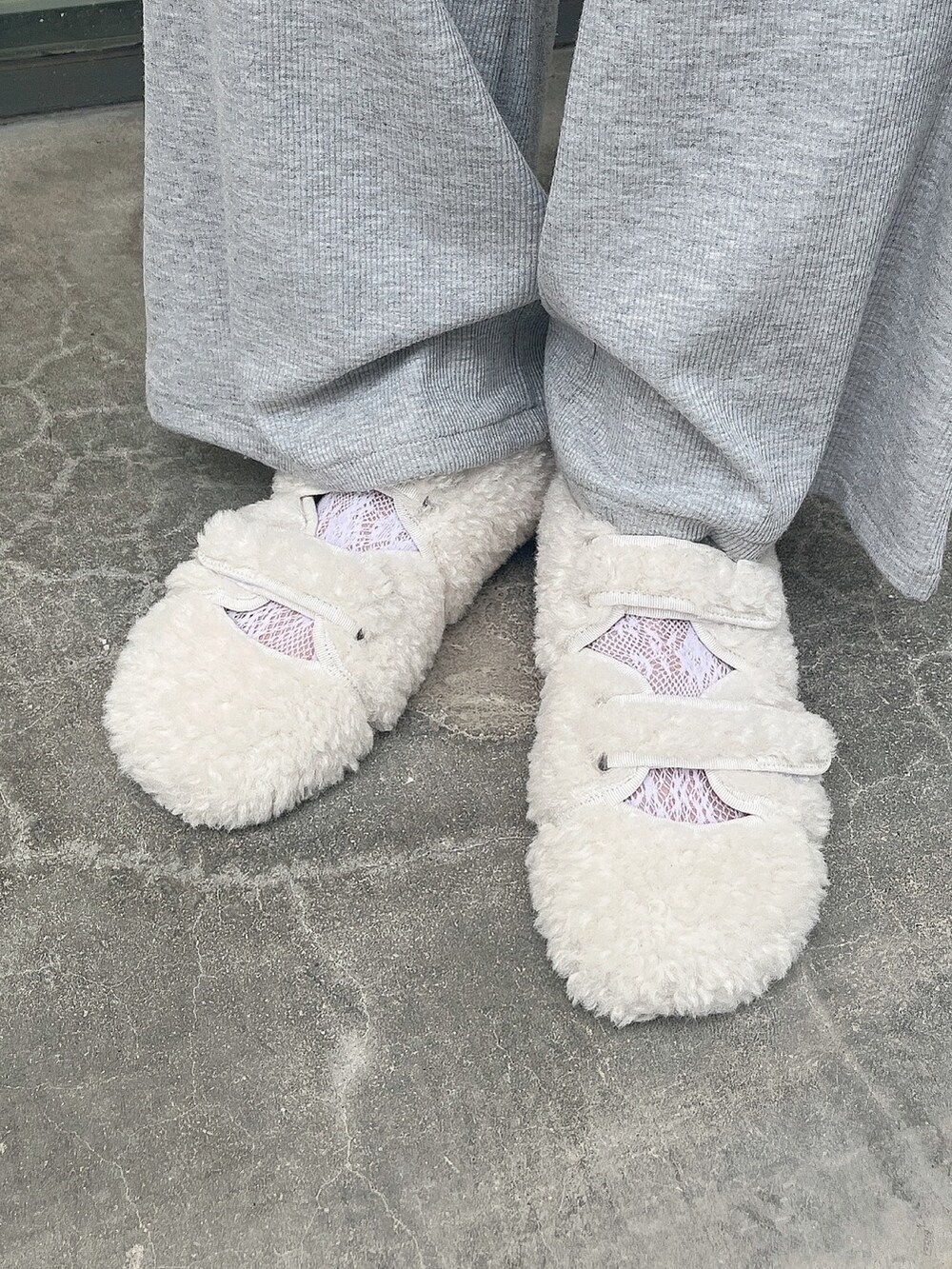 ピンク系のカーディガン/ボレロ、ホワイト系のTシャツ/カットソー、ホワイト系のスリッポンを着用したレディースの夏コーディネートの8枚目の写真