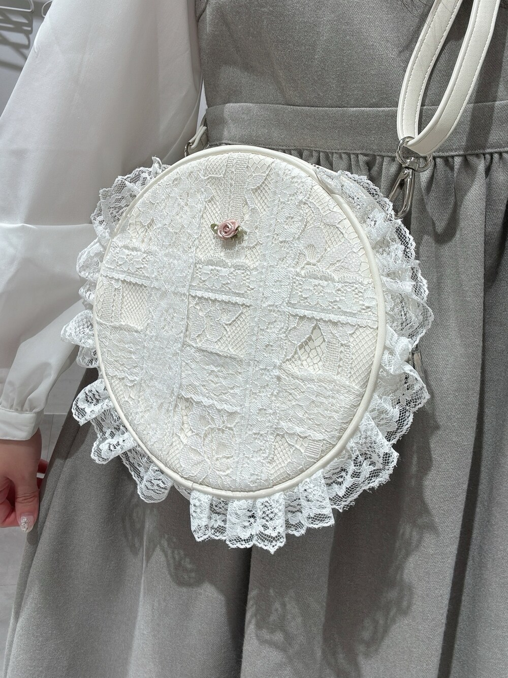 ゴールド系のシャツ/ブラウス、グレー系のワンピース、ホワイト系のショルダーバッグを着用したレディースの秋コーディネートの7枚目の写真