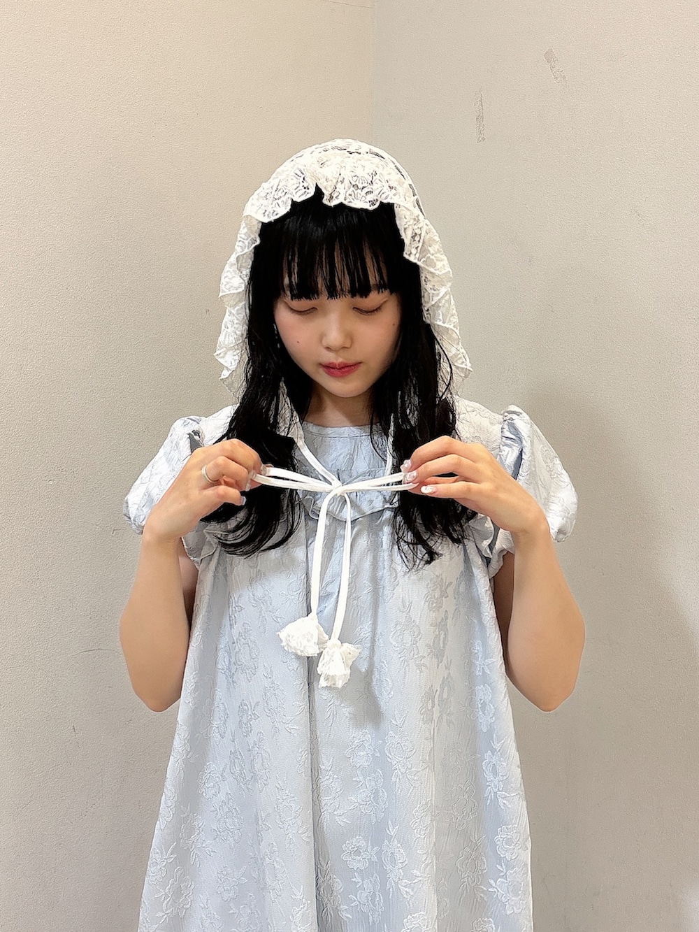 ブルー系のワンピース、シルバー系のバレエシューズ、ホワイト系のニットキャップ/ビーニーを着用したレディースの春コーディネートの5枚目の写真