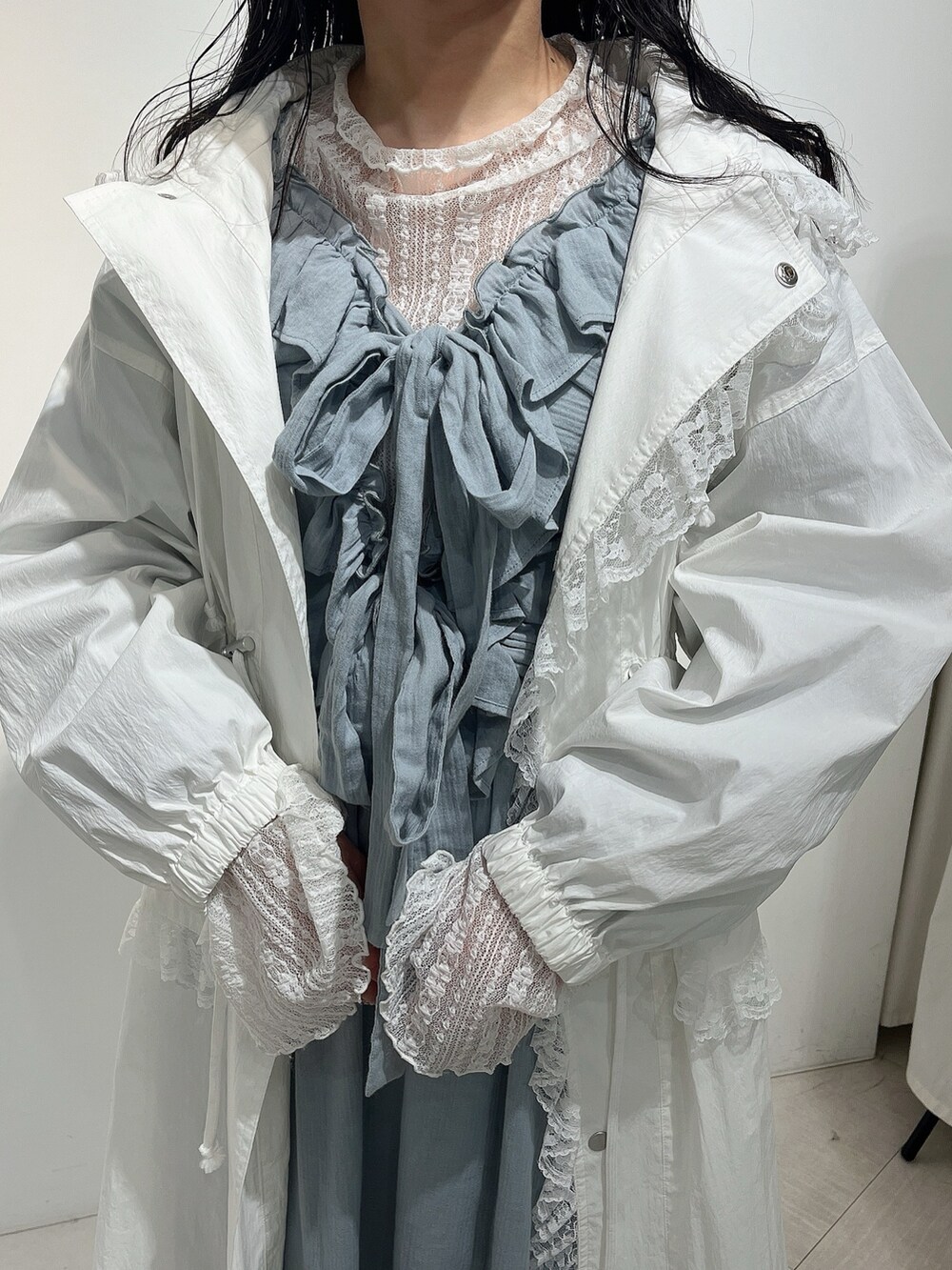 ホワイト系のTシャツ/カットソー、グリーン系のワンピース、ホワイト系のナイロンジャケットを着用したレディースの春コーディネートの7枚目の写真