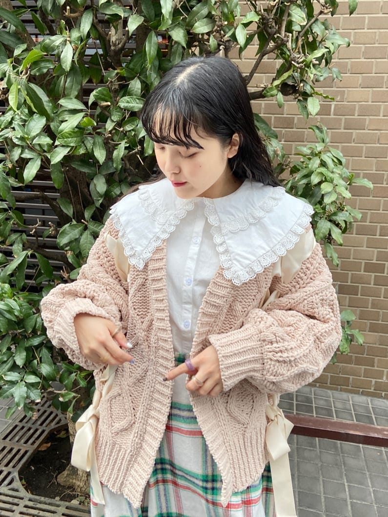 ホワイト系のシャツ/ブラウス、ブルー系のパンプス、ベージュ系のショルダーバッグを着用したレディースの冬コーディネートの5枚目の写真