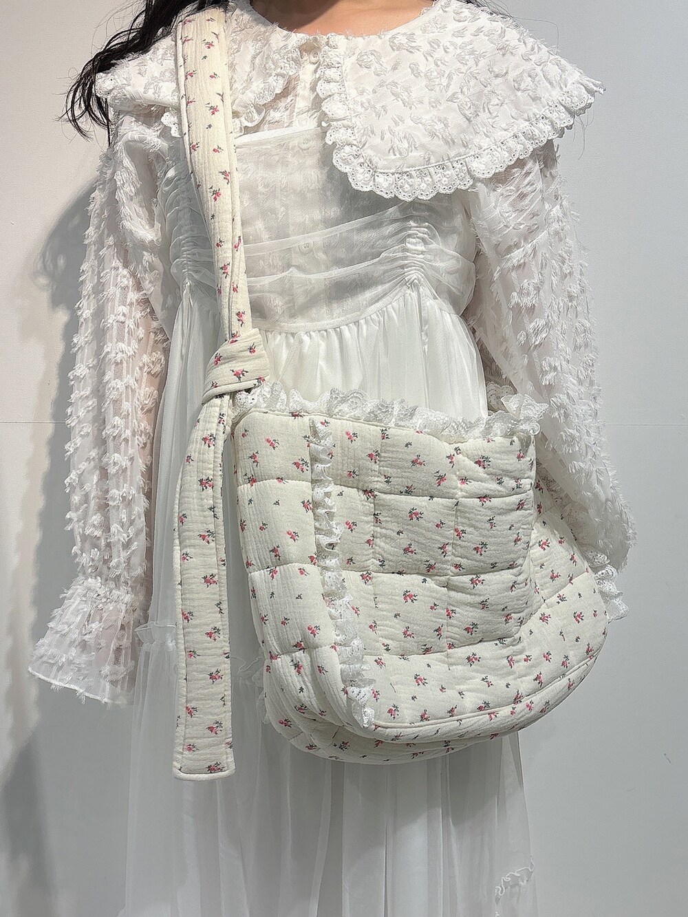 ホワイト系のシャツ/ブラウス、ピンク系のショルダーバッグ、ホワイト系のワンピースを着用したレディースの秋コーディネートの7枚目の写真