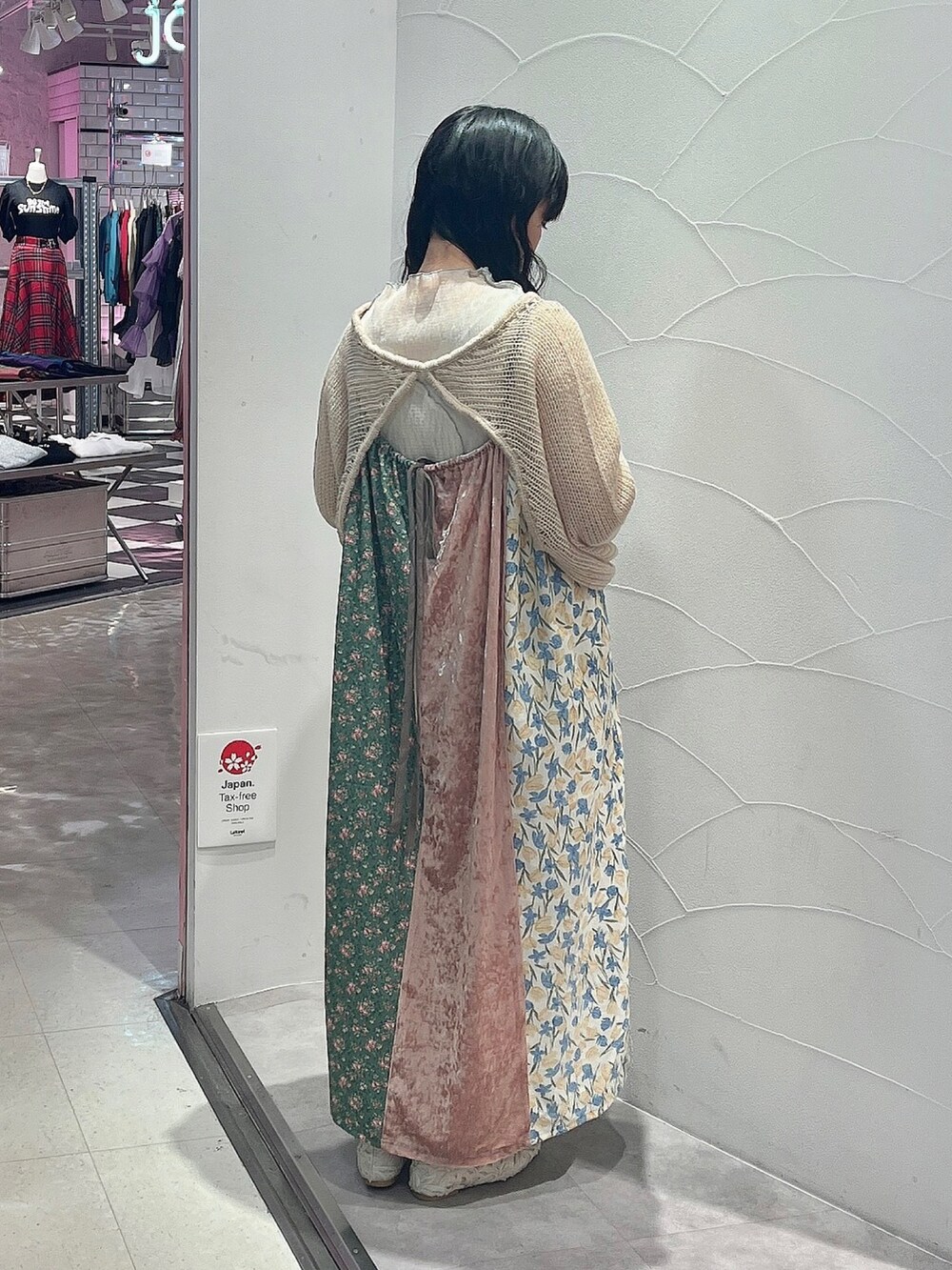 ホワイト系のパンプス、ピンク系のワンピース、ホワイト系のTシャツ/カットソーを着用したレディースの夏コーディネートの3枚目の写真