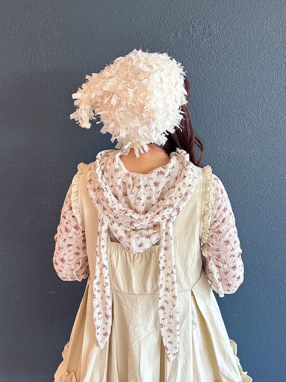 ホワイト系のTシャツ/カットソー、ホワイト系のショルダーバッグ、ホワイト系のワンピースを着用したレディースの冬コーディネートの6枚目の写真