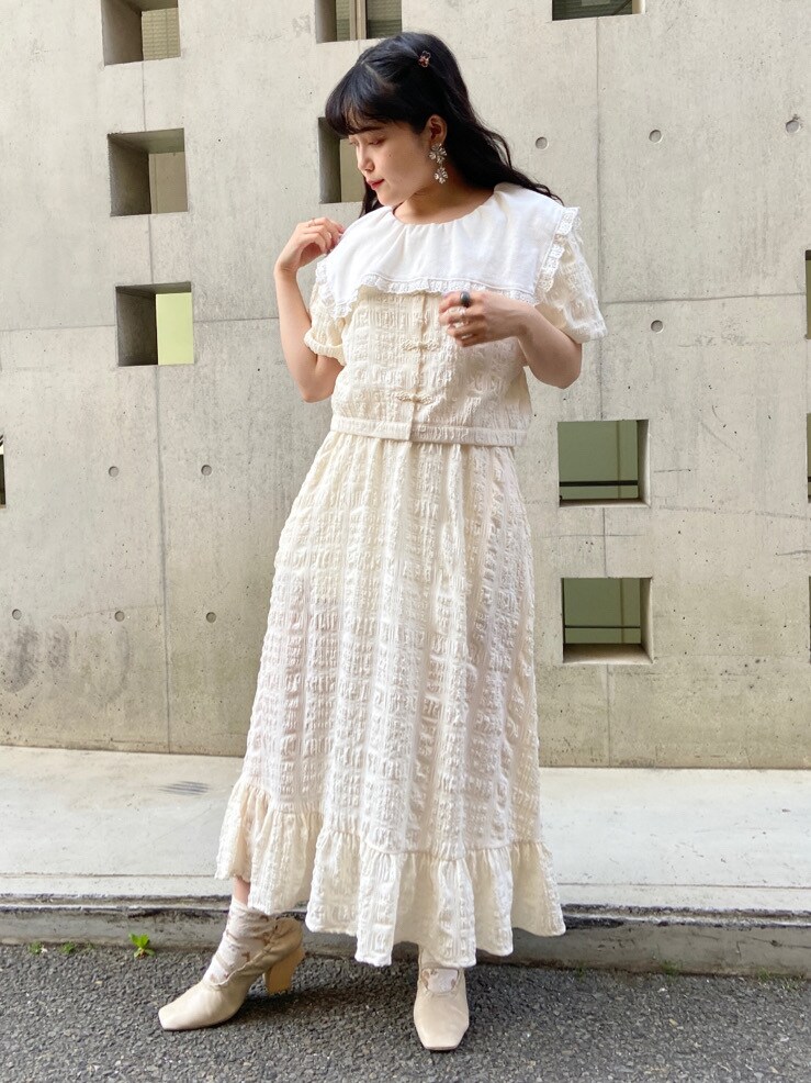ホワイト系のパンプス、ホワイト系のTシャツ/カットソーを着用したレディースの春コーディネートの2枚目の写真