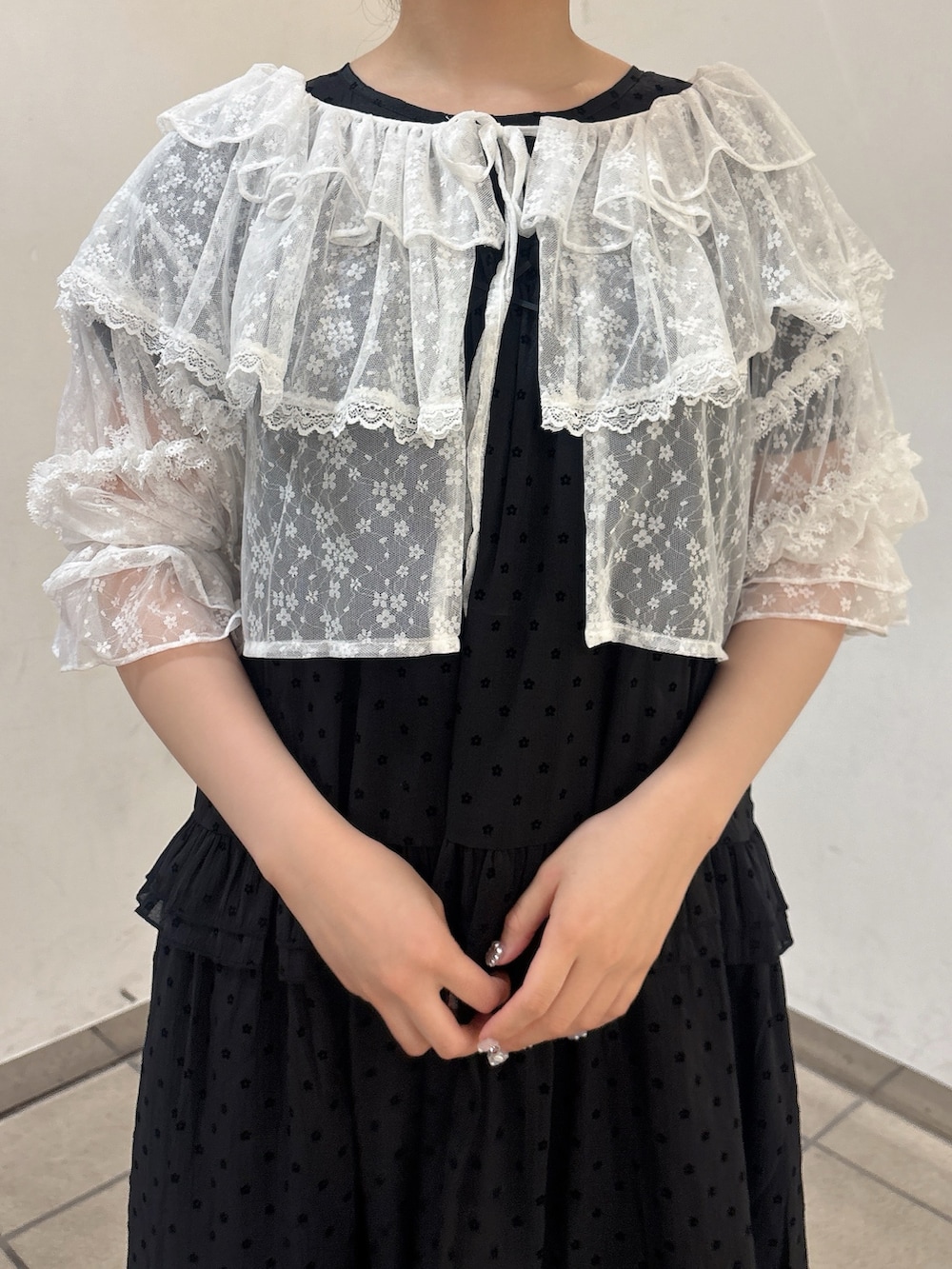 ホワイト系のカーディガン/ボレロ、ブルー系のショルダーバッグ、ブラック系のワンピースを着用したレディースの夏コーディネートの7枚目の写真
