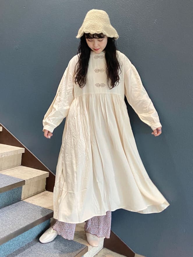 ベージュ系のその他アウター、ホワイト系のワンピース、ブラウン系のその他パンツを着用したレディースの秋コーディネートの4枚目の写真