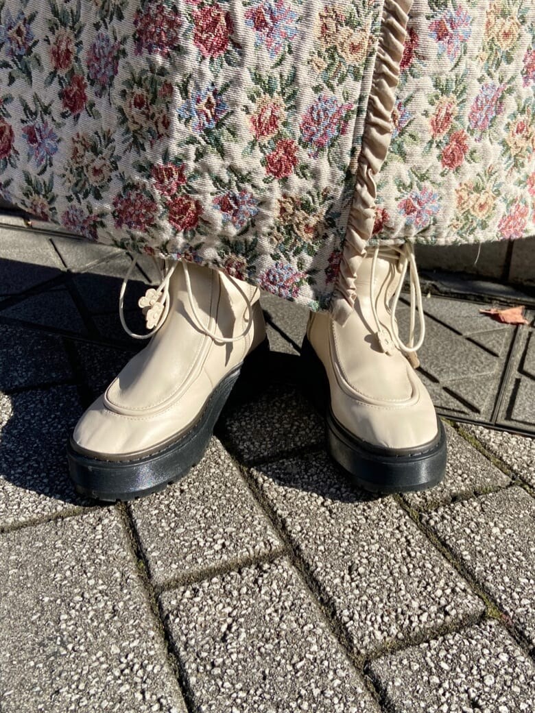 ホワイト系のブーツ、ホワイト系のカーディガン/ボレロ、ホワイト系のシャツ/ブラウスを着用したレディースの冬コーディネートの8枚目の写真