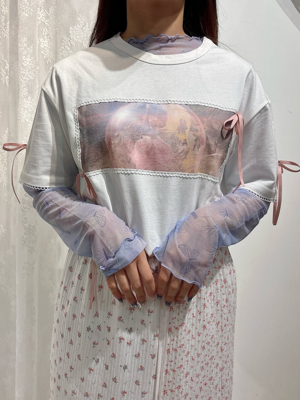 ホワイト系のTシャツ/カットソー、パープル系のTシャツ/カットソー、ピンク系のスカートを着用したレディースの春コーディネートの6枚目の写真