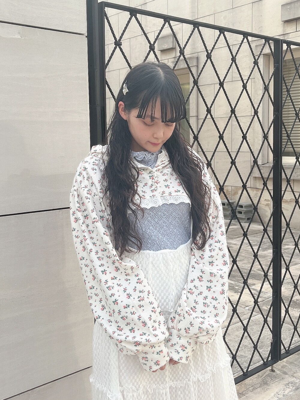 その他のカーディガン/ボレロ、ブルー系のTシャツ/カットソー、ホワイト系のワンピースを着用したレディースの秋コーディネートの4枚目の写真