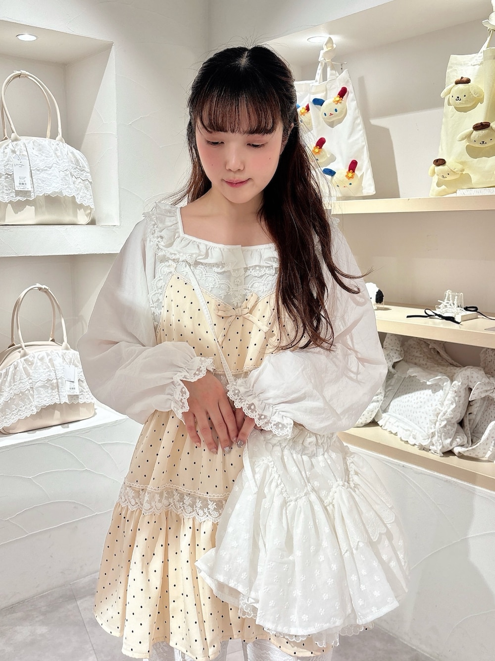 ホワイト系のシャツ/ブラウス、ホワイト系のワンピース、ホワイト系のショルダーバッグを着用したレディースの春コーディネートの5枚目の写真