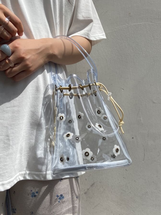 ホワイト系のTシャツ/カットソー、ベージュ系のその他パンツ、ブルー系のハンドバッグを着用したレディースの夏コーディネートの5枚目の写真