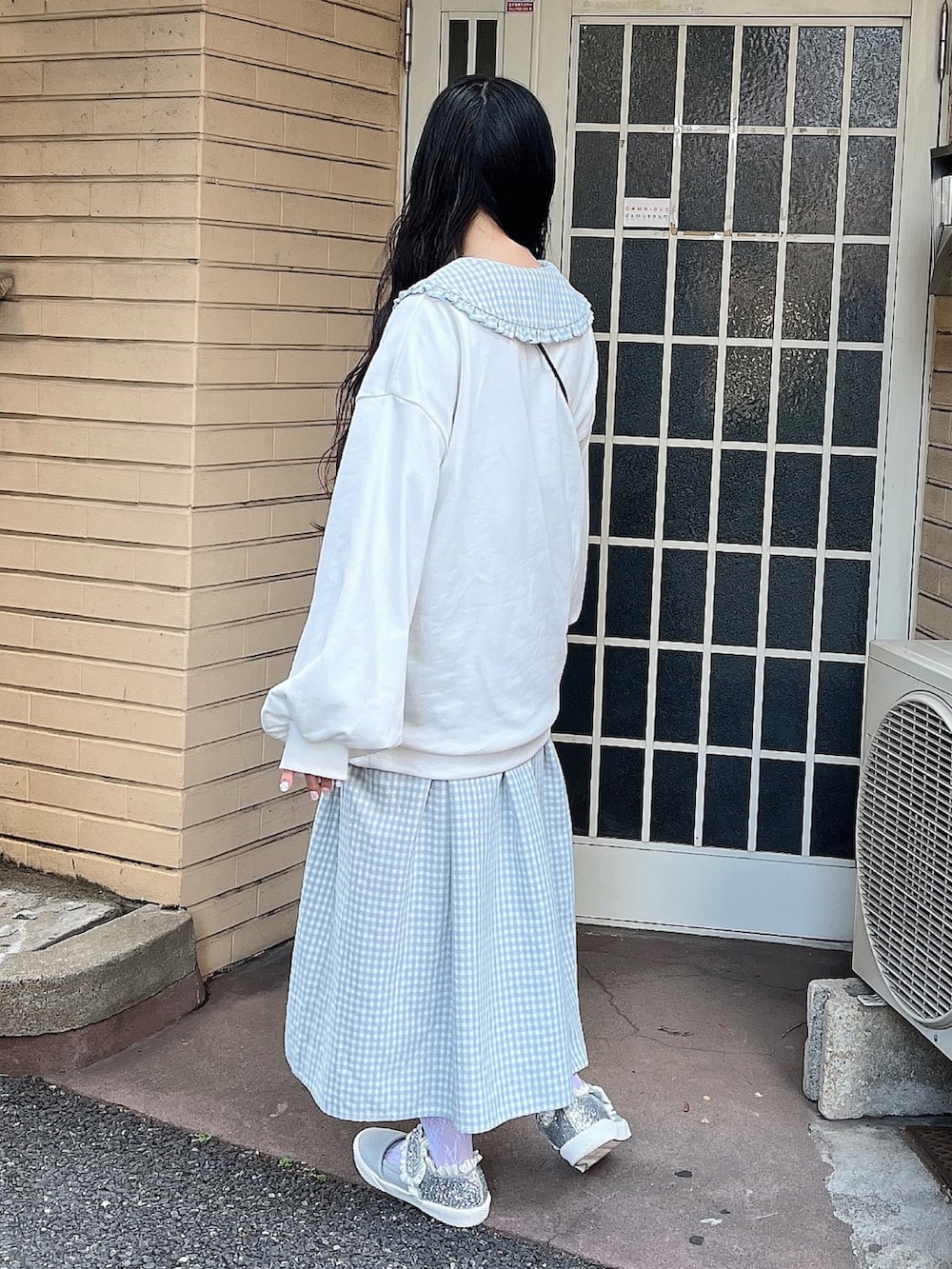 ホワイト系のスウェット、ホワイト系のショルダーバッグ、ブルー系のワンピースを着用したレディースの冬コーディネートの4枚目の写真