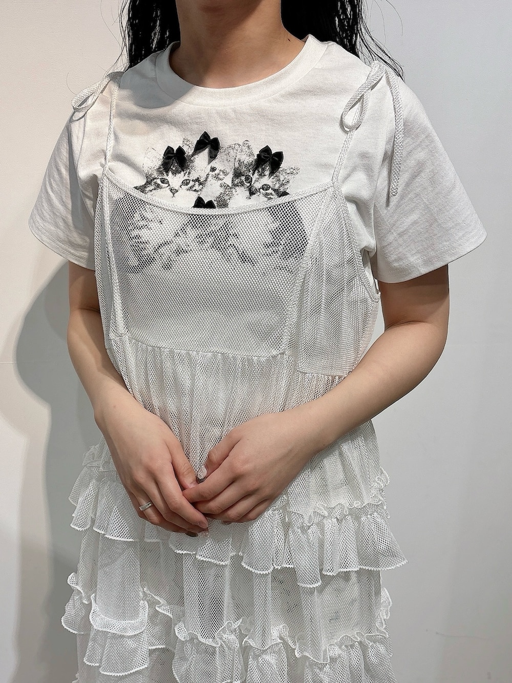 ホワイト系のTシャツ/カットソー、ホワイト系のワンピース、ホワイト系のカーゴパンツを着用したレディースの春コーディネートの5枚目の写真