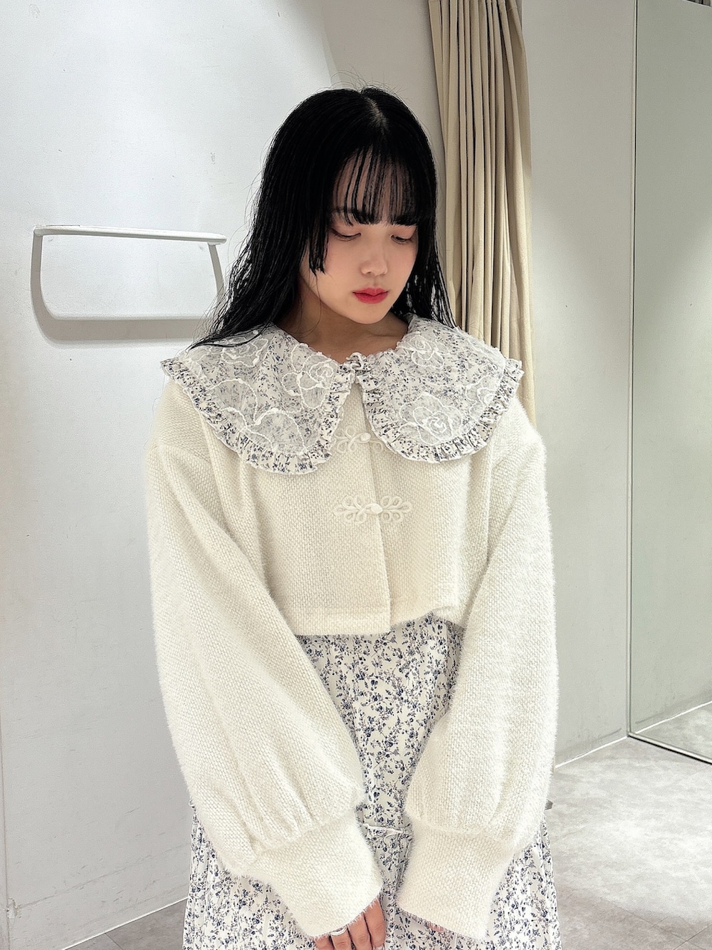 ホワイト系のカーディガン/ボレロ、ホワイト系のワンピース、ホワイト系のスニーカーを着用したレディースの秋コーディネートの6枚目の写真