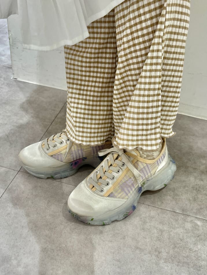 ベージュ系のその他パンツ、ホワイト系のワンピース、ホワイト系のスニーカーを着用したレディースの春コーディネートの8枚目の写真