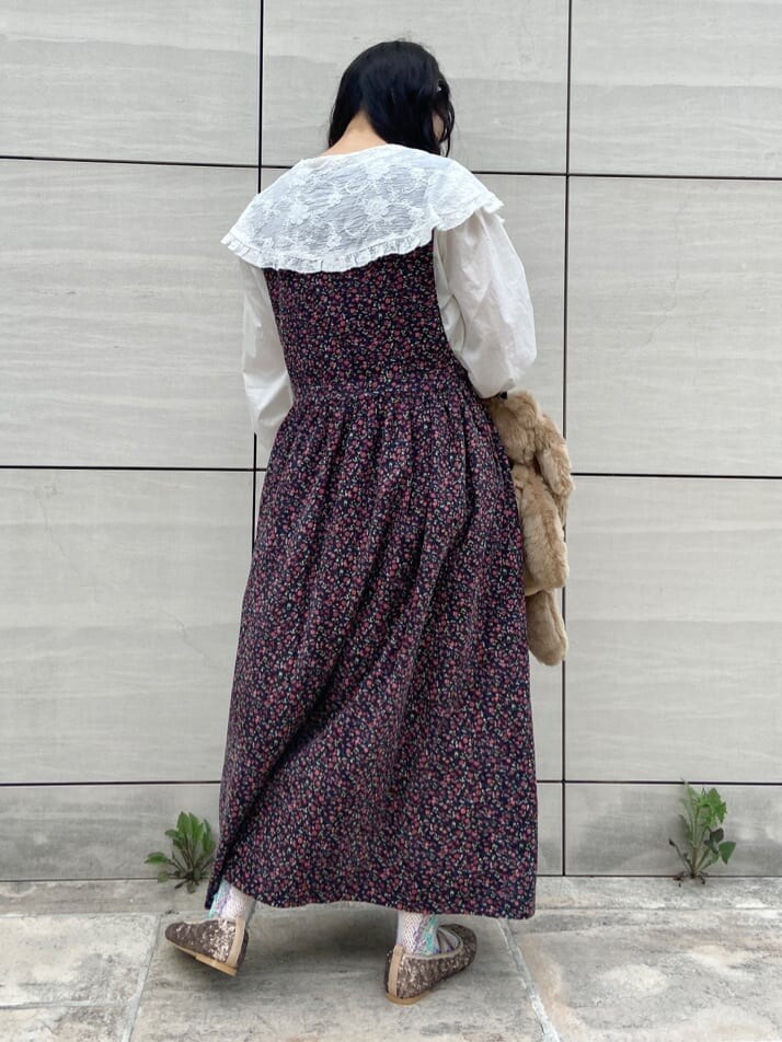 ブラック系のワンピース、ベージュ系のハンドバッグ、ホワイト系のシャツ/ブラウスを着用したレディースの夏コーディネートの3枚目の写真