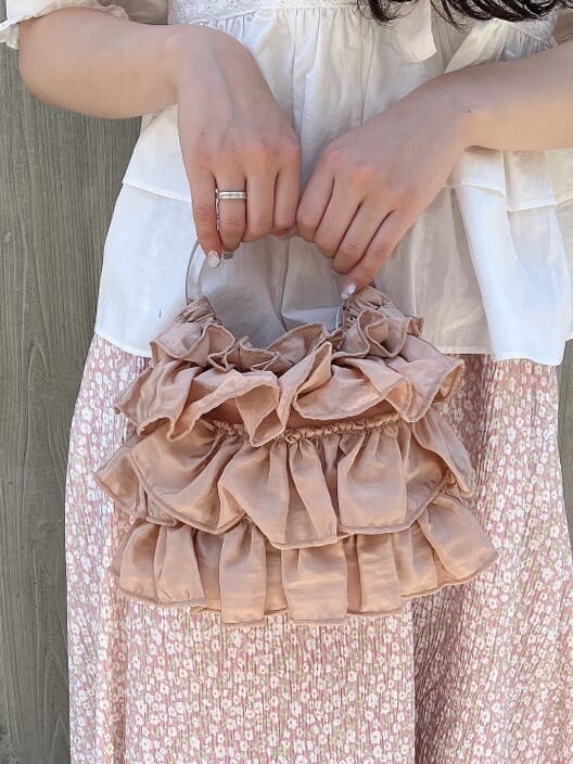 ホワイト系のサンダル、ホワイト系のシャツ/ブラウス、ピンク系のスカートを着用したレディースの夏コーディネートの4枚目の写真