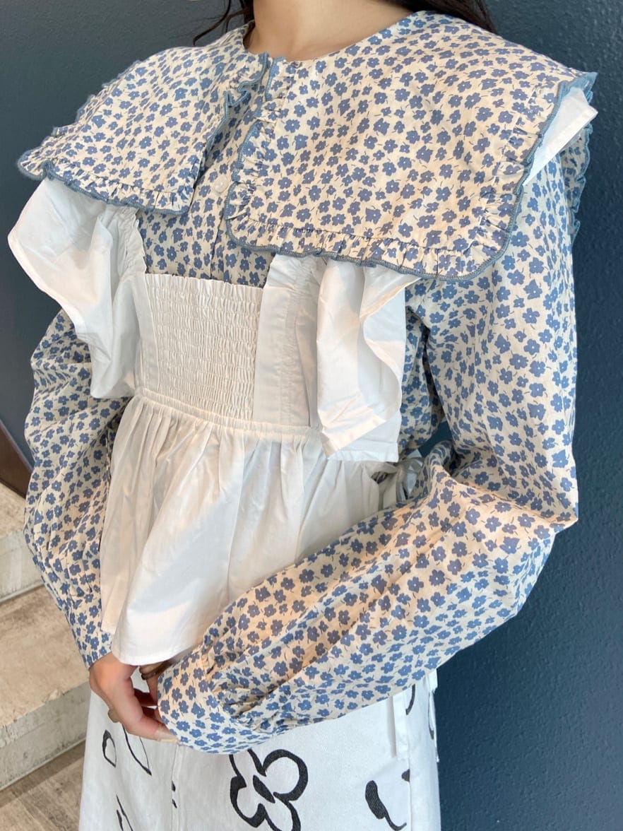 ホワイト系のTシャツ/カットソー、ブルー系のシャツ/ブラウス、ホワイト系のスカートを着用したレディースの夏コーディネートの5枚目の写真