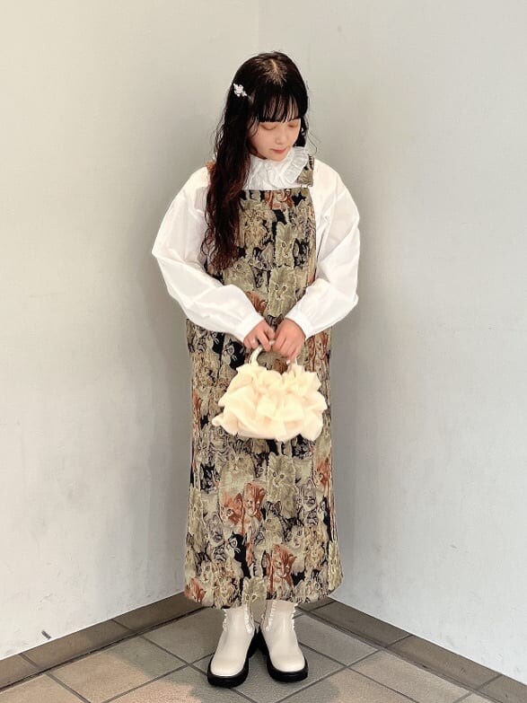 ホワイト系のブーツ、ホワイト系のハンドバッグ、ホワイト系のシャツ/ブラウスを着用したレディースの秋コーディネートの2枚目の写真