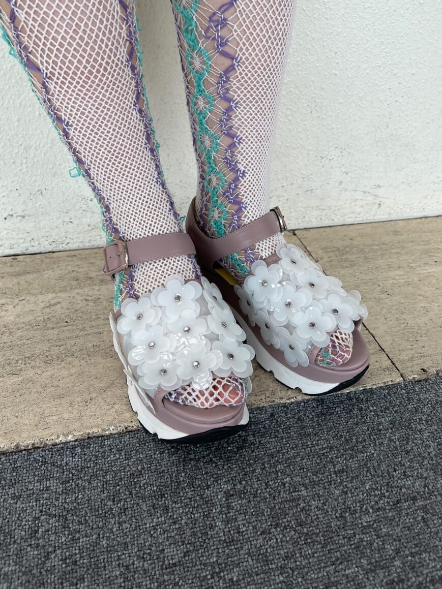 ホワイト系のチュニック、ホワイト系のその他パンツ、ピンク系のサンダルを着用したレディースの春コーディネートの3枚目の写真