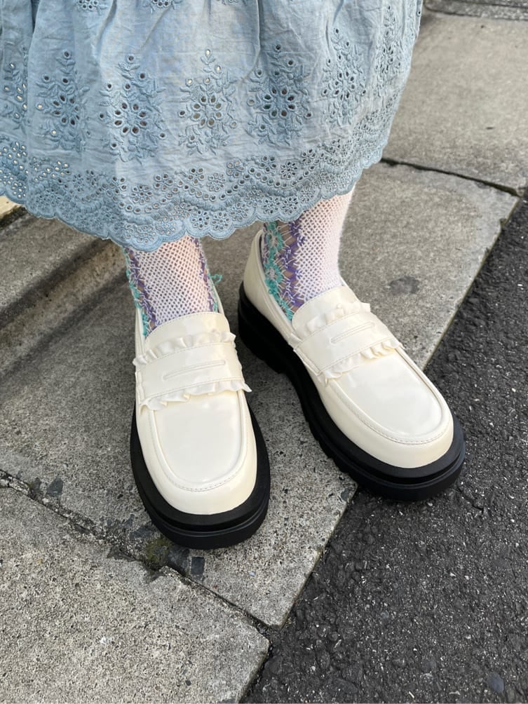 ブルー系のワンピース、ホワイト系のショルダーバッグ、ホワイト系のシャツ/ブラウスを着用したレディースの春コーディネートの5枚目の写真