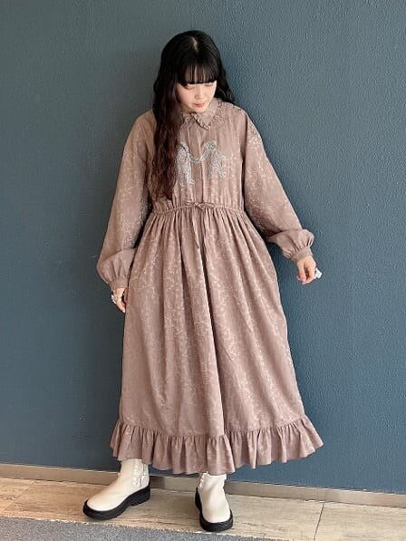 ホワイト系のブーツ、ピンク系のその他パンツ、ブラウン系のワンピースを着用したレディースの秋コーディネートの2枚目の写真