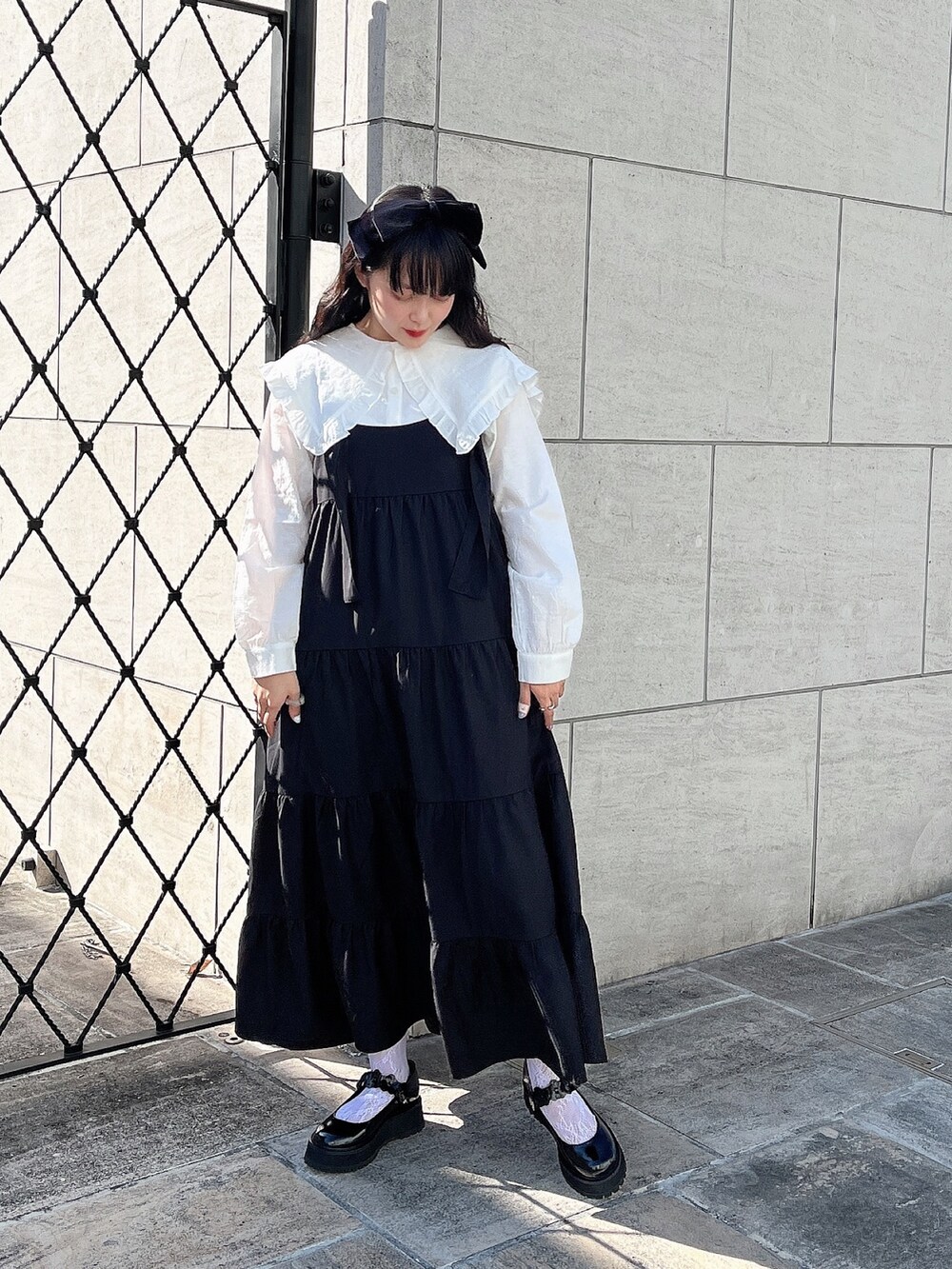 ホワイト系のシャツ/ブラウス、グレー系のワンピース、ホワイト系のローファーを着用したレディースの冬コーディネートの3枚目の写真