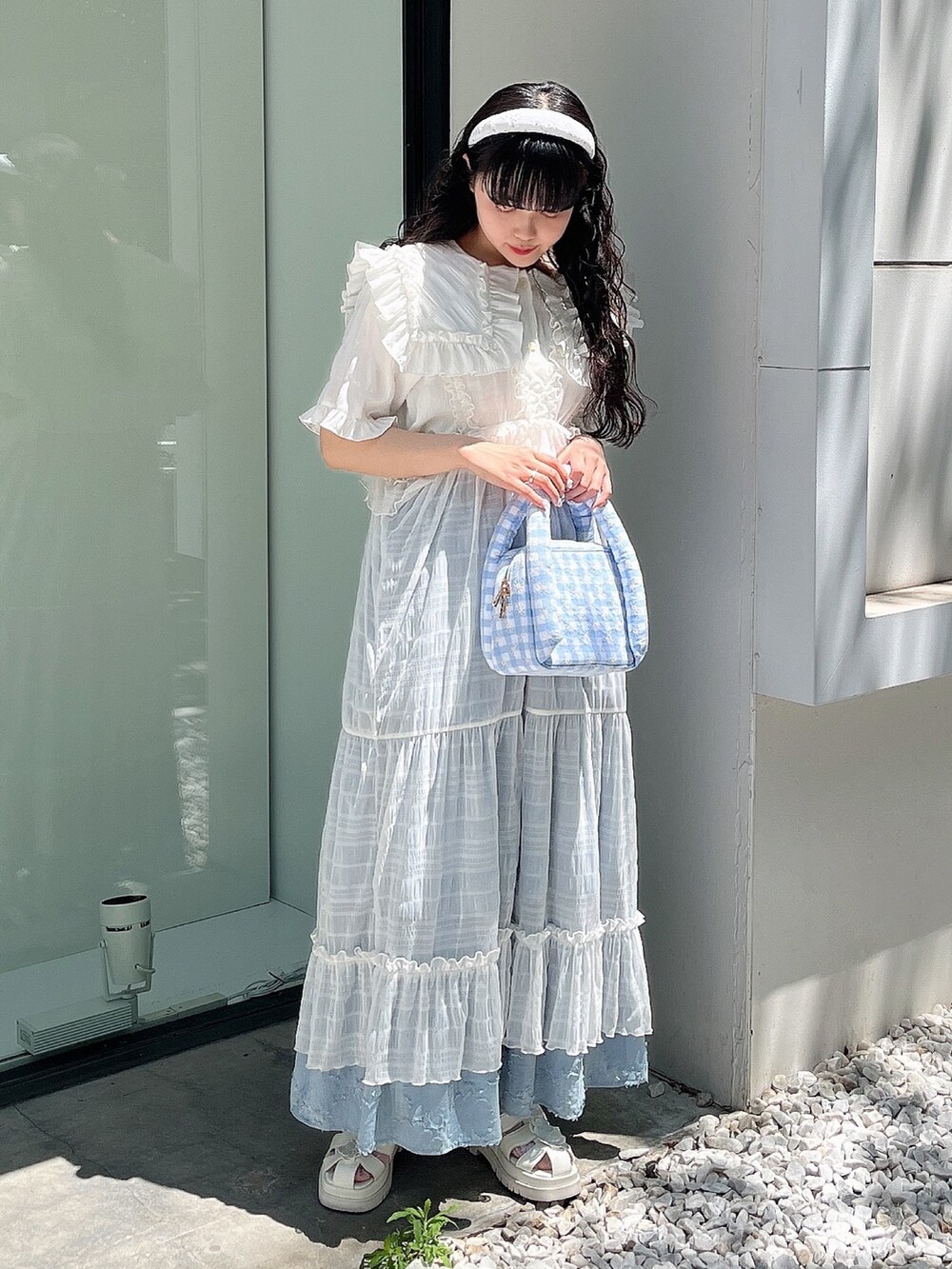 ホワイト系のシャツ/ブラウス、ブルー系のハンドバッグ、ホワイト系のワンピースを着用したレディースの夏コーディネートの2枚目の写真