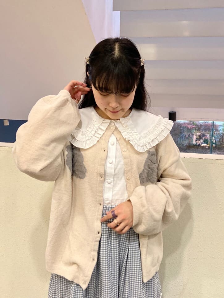 ブルー系のパンプス、ホワイト系のシャツ/ブラウス、ブルー系のスカートを着用したレディースの冬コーディネートの3枚目の写真