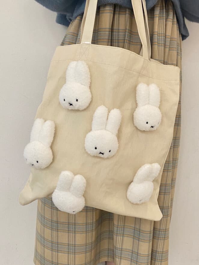 ホワイト系のブーツ、ホワイト系のトートバッグ、ベージュ系のワンピースを着用したレディースの秋コーディネートの7枚目の写真