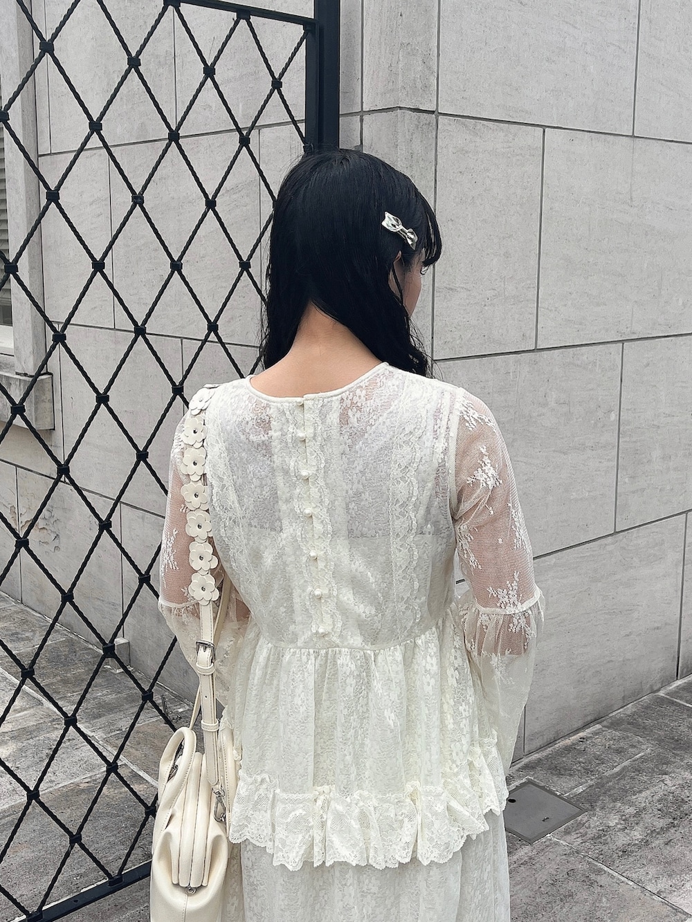 ホワイト系のワンピース、ホワイト系のパンプスを着用したレディースの夏コーディネートの6枚目の写真