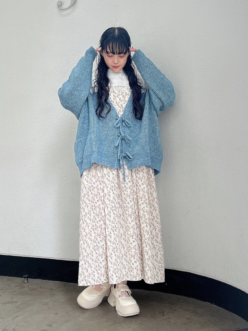 ホワイト系のワンピース、ブルー系のカーディガン/ボレロ、ホワイト系のスニーカーを着用したレディースの秋コーディネートの3枚目の写真