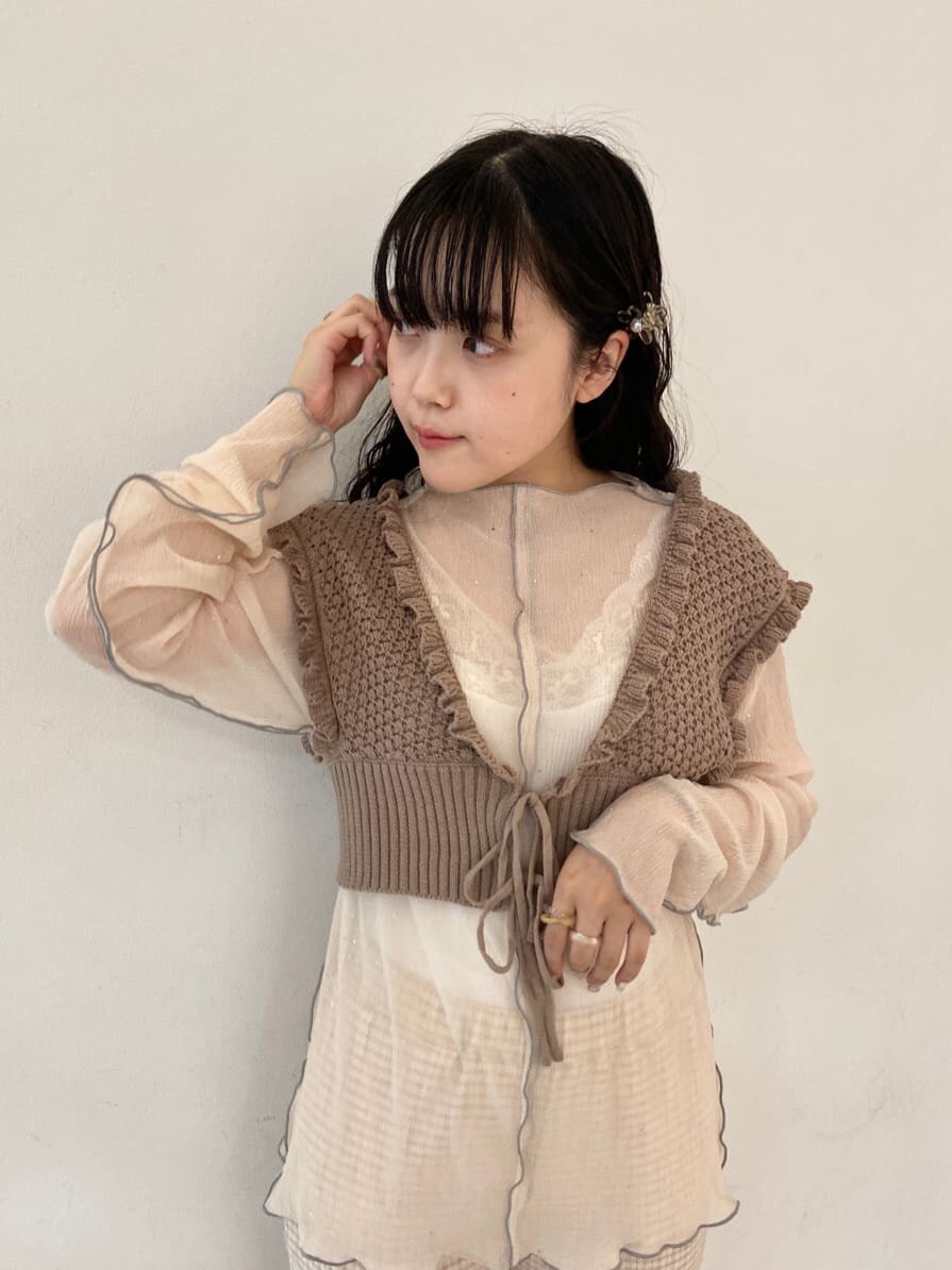 ベージュ系のその他パンツ、ホワイト系のチュニック、ベージュ系のパンプスを着用したレディースの夏コーディネートの4枚目の写真