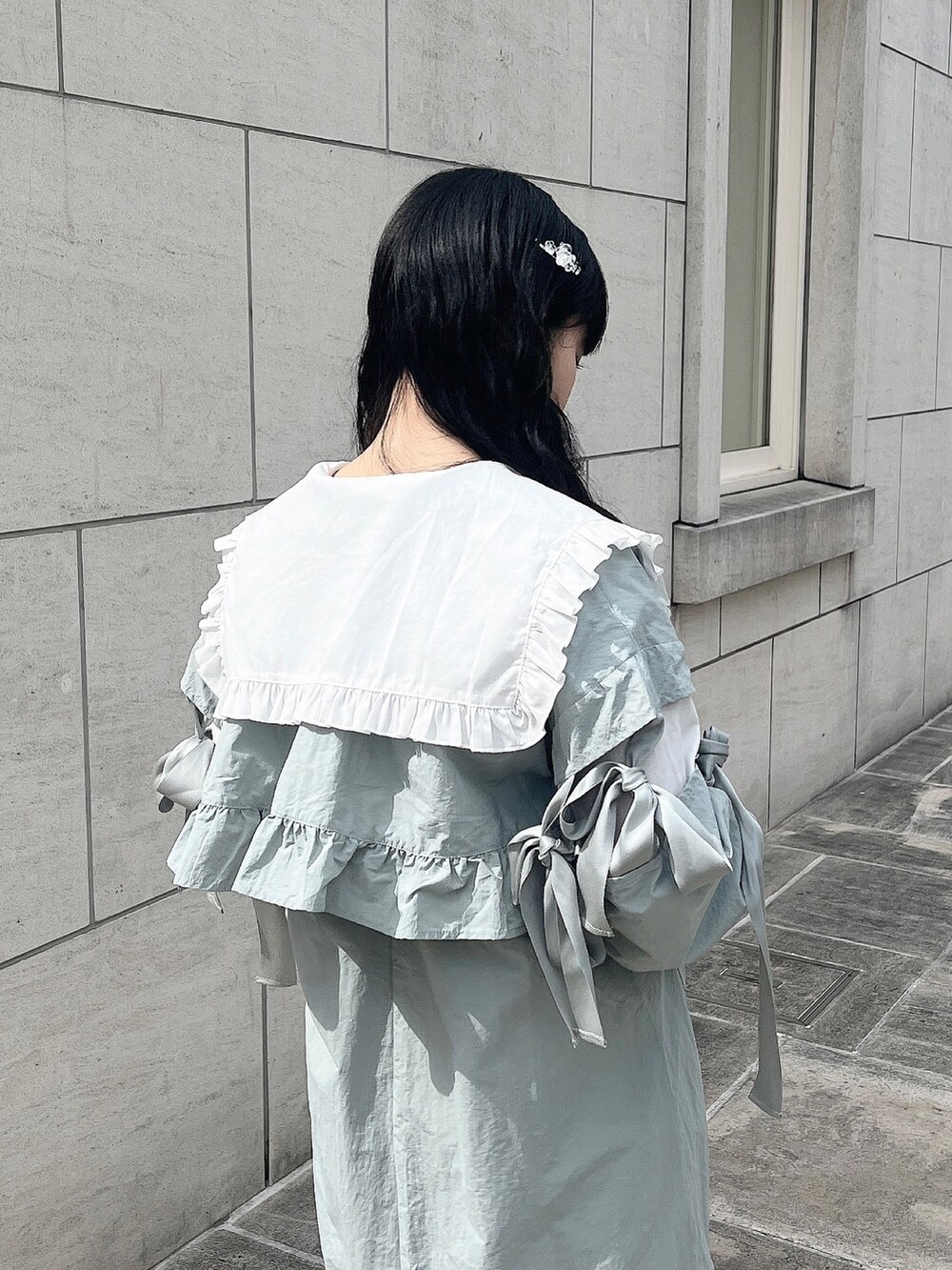 シルバー系のパンプス、ホワイト系のシャツ/ブラウス、ホワイト系のスカートを着用したレディースの春コーディネートの5枚目の写真