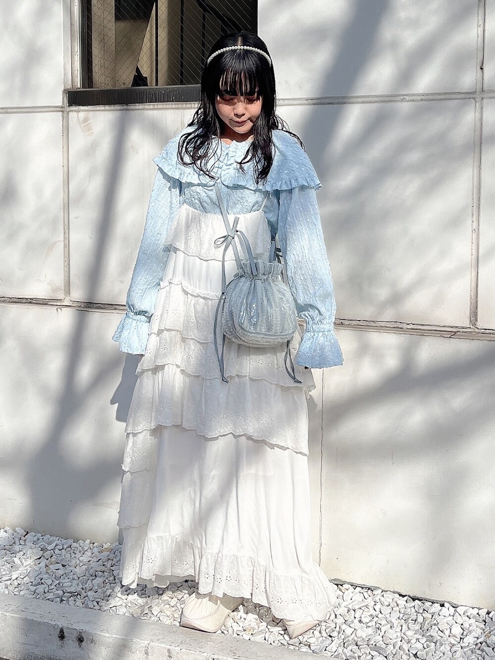 ブルー系のシャツ/ブラウス、ブルー系のショルダーバッグ、ホワイト系のワンピースを着用したレディースの冬コーディネートの2枚目の写真