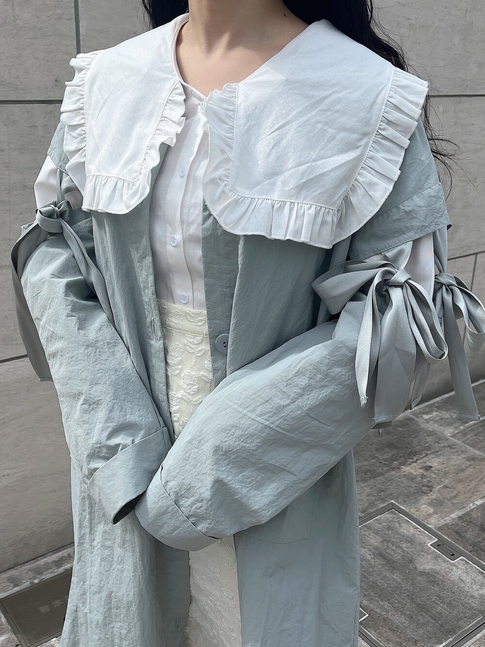 シルバー系のパンプス、ホワイト系のシャツ/ブラウス、ホワイト系のスカートを着用したレディースの春コーディネートの6枚目の写真