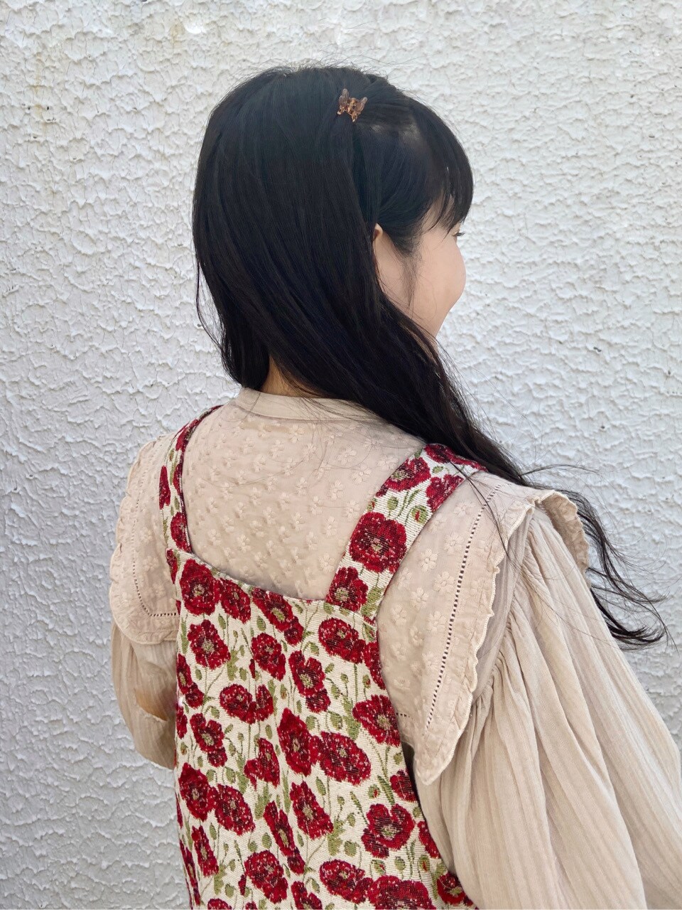 ベージュ系のシャツ/ブラウス、ホワイト系のその他シューズを着用したレディースの春コーディネートの3枚目の写真